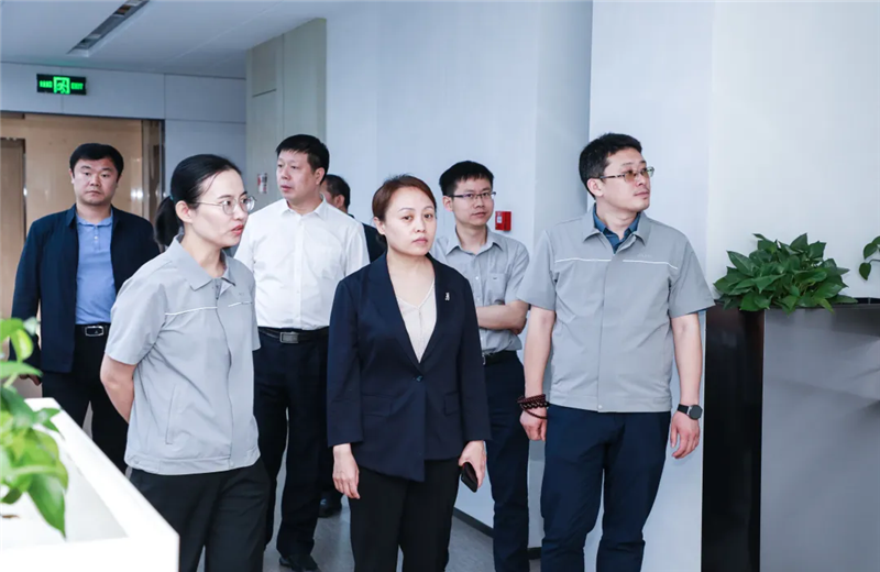 2023年5月15日，河北建材职业技术学院党委书记张明莉一行到人生就是博·z6尊龙北京集团进行校企合作交流。